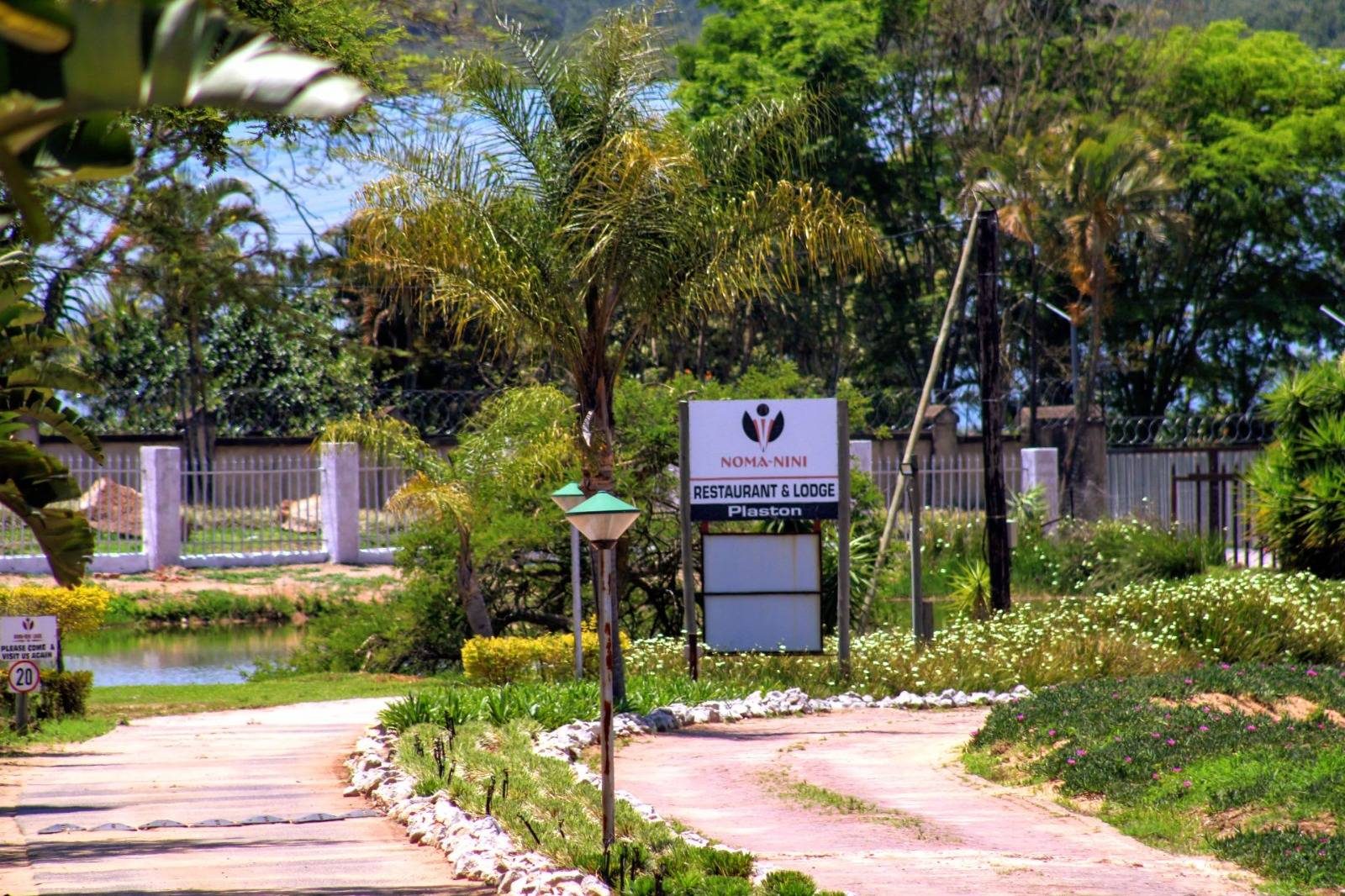 Beautiful yard at Nomanini Lodge